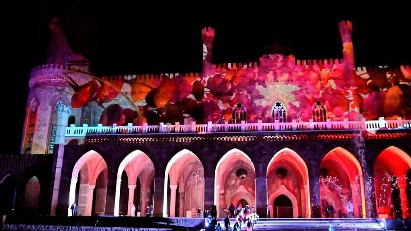 Pokaz gry świateł i dźwięku w pałacu Marianny Orańskiej w Kamieńcu Ząbkowickim.