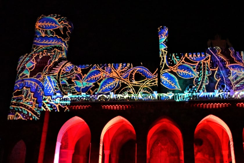 Pokaz gry świateł i dźwięku w pałacu Marianny Orańskiej w Kamieńcu Ząbkowickim.