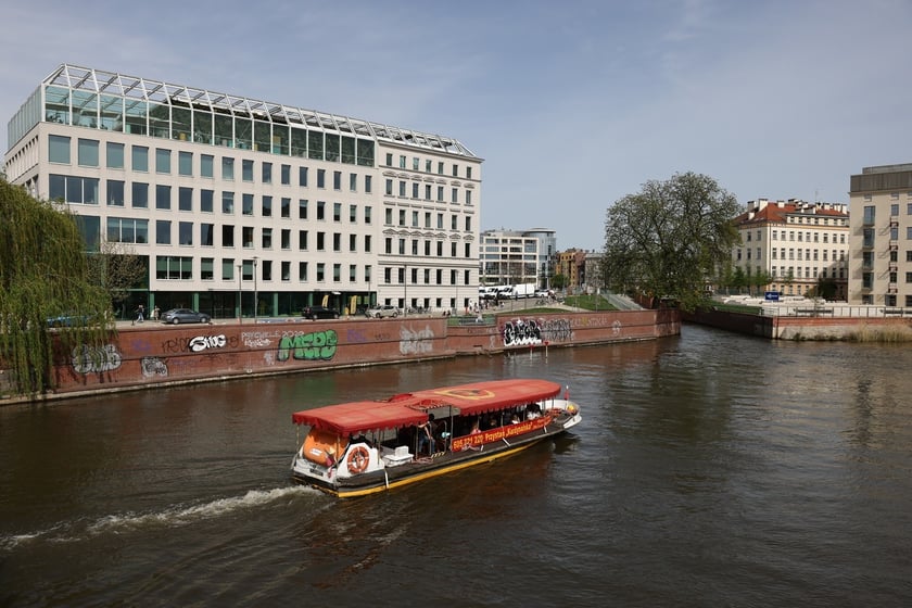 Wrocławianie wypoczywający w plenerze w niedzielę 7 kwietnia &ndash; rozpoczął się sezon statk&oacute;w na Odrze