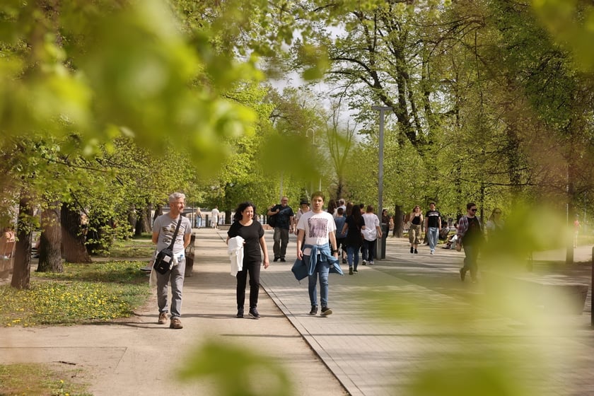 Wrocławianie wypoczywający w plenerze w niedzielę 7 kwietnia &ndash; Bulwar Dunikowskiego