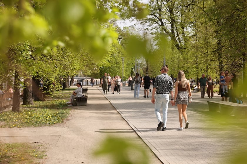 Wrocławianie wypoczywający w plenerze w niedzielę 7 kwietnia &ndash; Bulwar Dunikowskiego