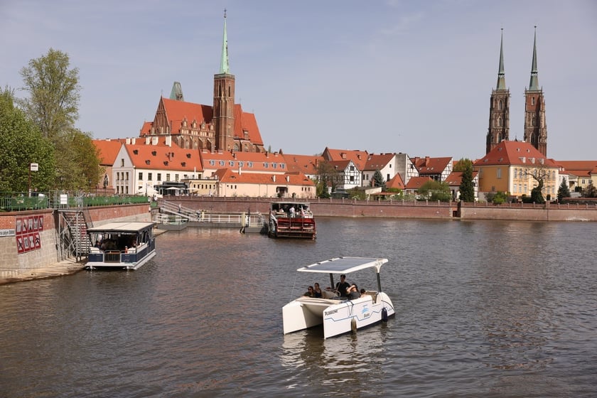 Wrocławianie wypoczywający w plenerze w niedzielę 7 kwietnia &ndash; rozpoczął się sezon statk&oacute;w na Odrze