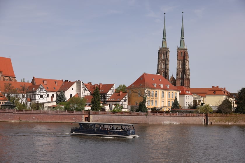 Wrocławianie wypoczywający w plenerze w niedzielę 7 kwietnia &ndash; rozpoczął się sezon statk&oacute;w na Odrze