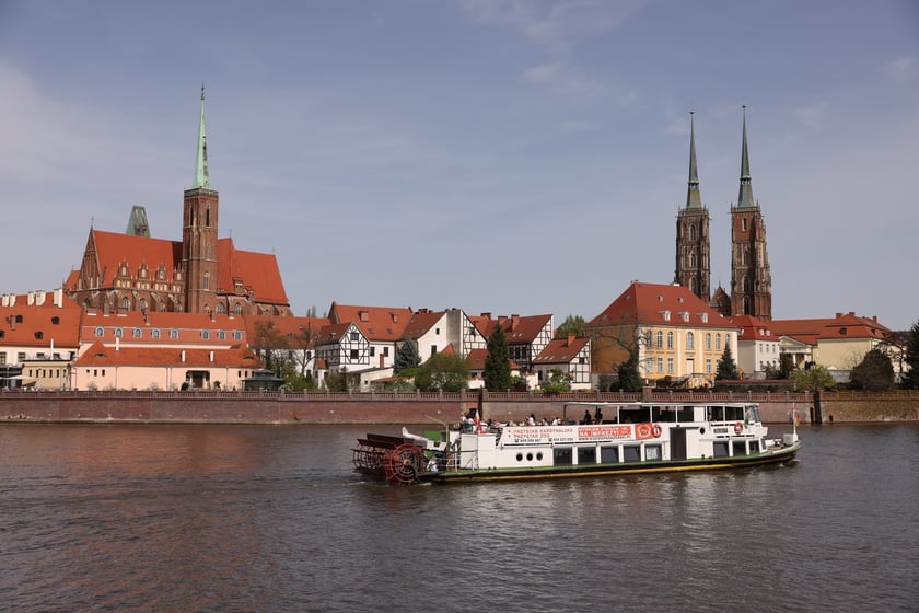 Wrocławianie wypoczywający w plenerze w niedzielę 7 kwietnia &ndash; rozpoczął się sezon statk&oacute;w na Odrze