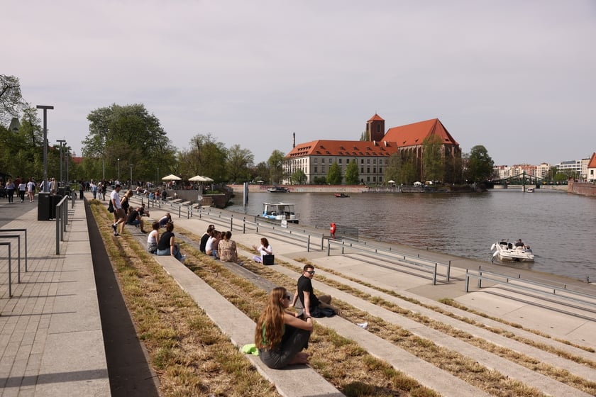 Wrocławianie wypoczywający w plenerze w niedzielę 7 kwietnia &ndash; Bulwar Dunikowskiego