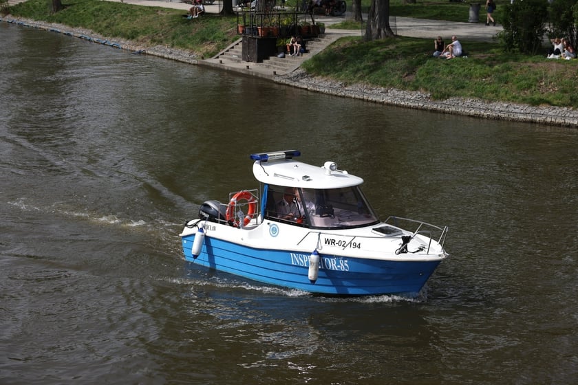 Wrocławianie wypoczywający w plenerze w niedzielę 7 kwietnia &ndash; rozpoczął się sezon statk&oacute;w na Odrze