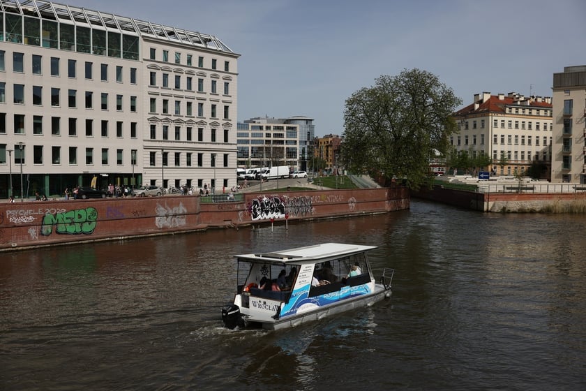 Wrocławianie wypoczywający w plenerze w niedzielę 7 kwietnia &ndash; rozpoczął się sezon statk&oacute;w na Odrze