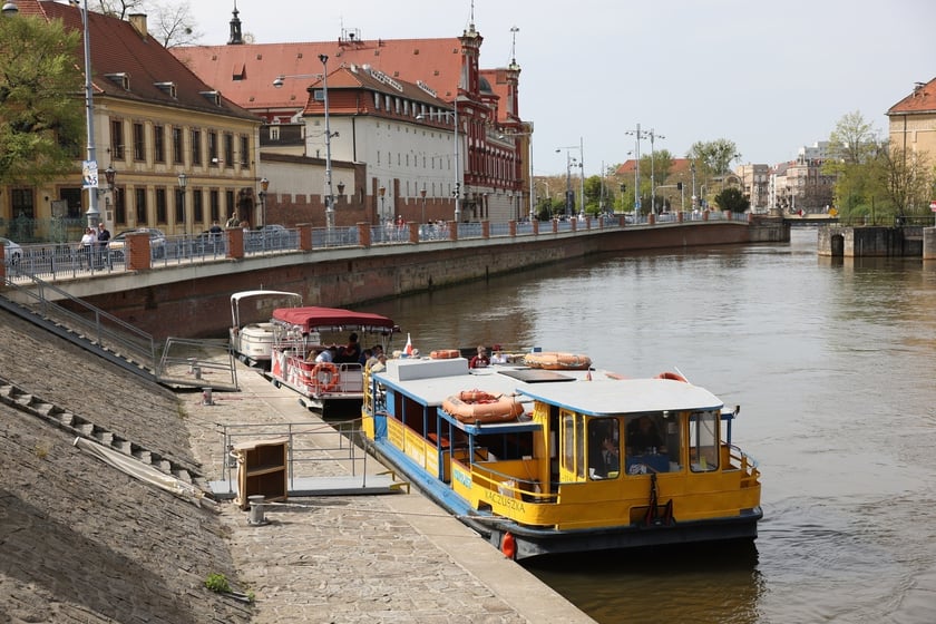Wrocławianie wypoczywający w plenerze w niedzielę 7 kwietnia &ndash; rozpoczął się sezon statk&oacute;w na Odrze