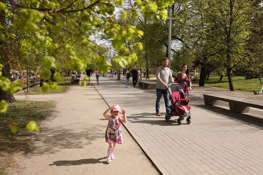 Wrocławianie wypoczywający w plenerze w niedzielę 7 kwietnia &ndash; Bulwar Dunikowskiego