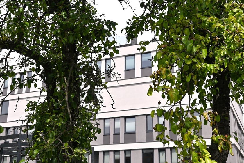 Nowy komisariat stanął tuż obok starego, ale ma inny adres - ul. Legnicka 34.