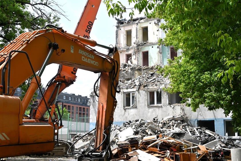 Stary budynek Komisariatu Policji Wrocław-Stare Miasto jest rozbierany. Funkcjonariusze przeprowadzili się do nowego, wybudowanego tuż obok.