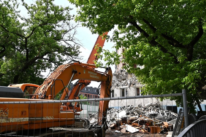 Stary budynek Komisariatu Policji Wrocław-Stare Miasto jest rozbierany. Funkcjonariusze przeprowadzili się do nowego, wybudowanego tuż obok.