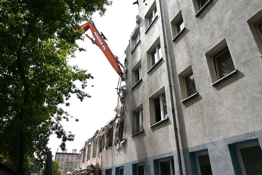 Stary budynek Komisariatu Policji Wrocław-Stare Miasto jest rozbierany. Funkcjonariusze przeprowadzili się do nowego, wybudowanego tuż obok.