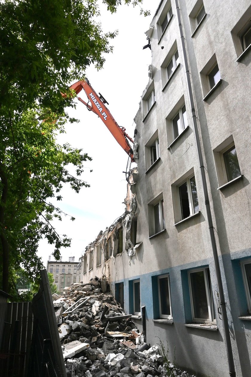 Stary budynek Komisariatu Policji Wrocław-Stare Miasto jest rozbierany. Funkcjonariusze przeprowadzili się do nowego, wybudowanego tuż obok.