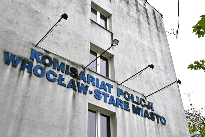 Stary budynek Komisariatu Policji Wrocław-Stare Miasto jest rozbierany. Funkcjonariusze przeprowadzili się do nowego, wybudowanego tuż obok.
