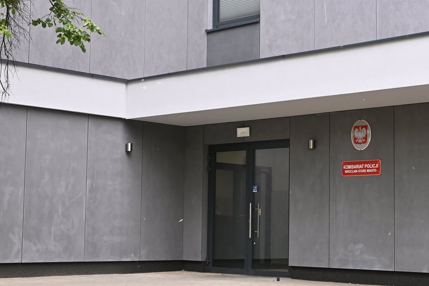 Stary budynek Komisariatu Policji Wrocław-Stare Miasto jest rozbierany. Funkcjonariusze przeprowadzili się do nowego, wybudowanego tuż obok.