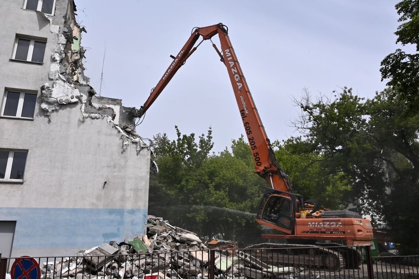 Stary budynek Komisariatu Policji Wrocław-Stare Miasto jest rozbierany. Funkcjonariusze przeprowadzili się do nowego, wybudowanego tuż obok.