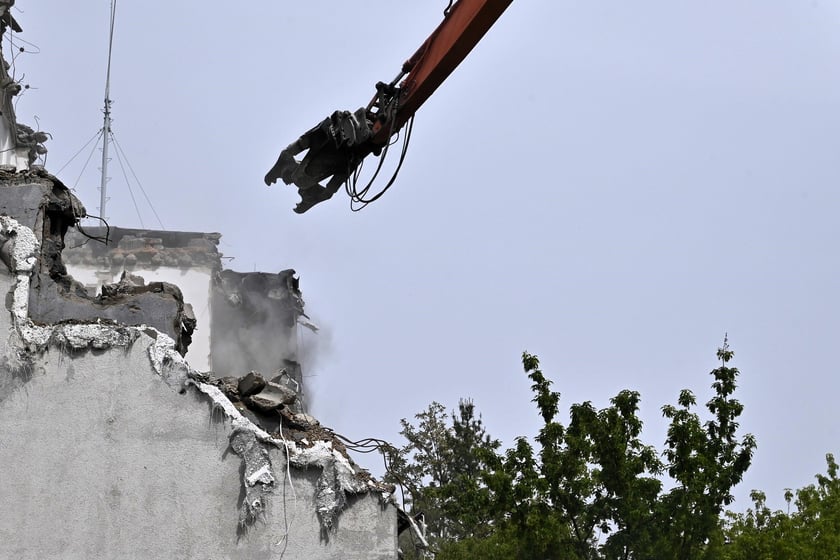 Stary budynek Komisariatu Policji Wrocław-Stare Miasto jest rozbierany. Funkcjonariusze przeprowadzili się do nowego, wybudowanego tuż obok.