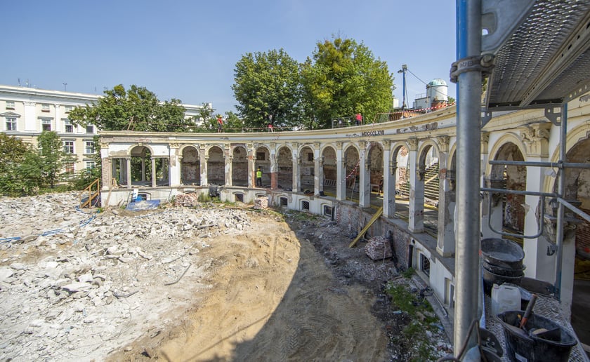 Zdjęcie przedstawia przebudowę i remont części Bastionu Sakwowego. Rewaloryzacja objęła Pawilon Perystylowy, Kolumnady, teren z placem i fontanną oraz nasadzenia zieleni.