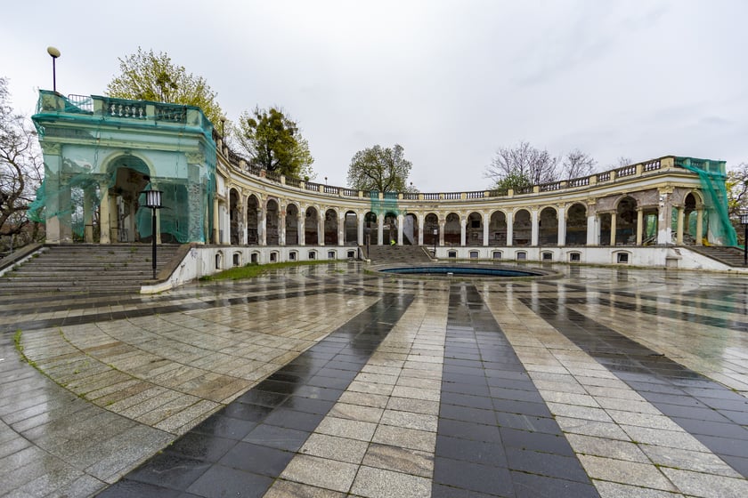 Na zdjęciu dawny wygląd bastionu, który przez zaniedbania poprzednich najemców niszczał i wymagał rewaloryzacji. Sprawdź, jak wygląda teraz!