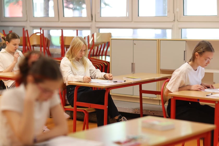 Uczniowie SP nr 29 przed egzaminem z j. polskiego