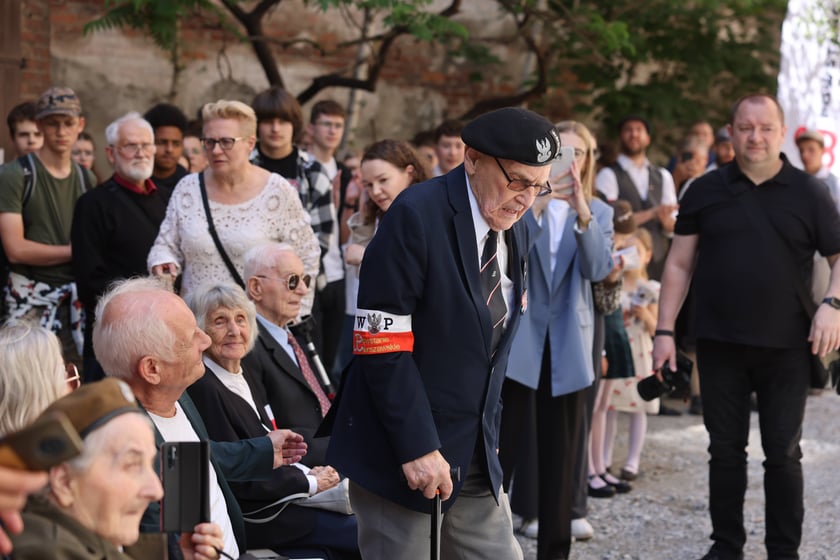 Uroczyste odsłonięcie muralu pamięci WARSZAWIACY - POWSTAŃCY - WROCŁAWIANIE z okazji 80. rocznicy Powstania Warszawskiego.