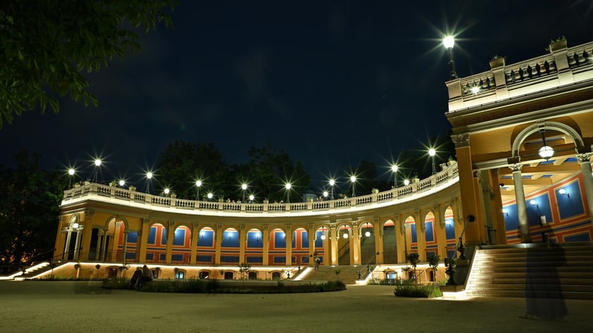 Tak po rewitalizacji prezentuje się Bastion Sakwowy nocą