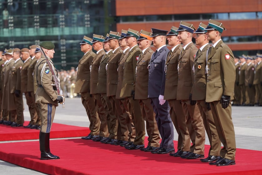 Promocja oficerska na placu Wolności we Wrocławiu