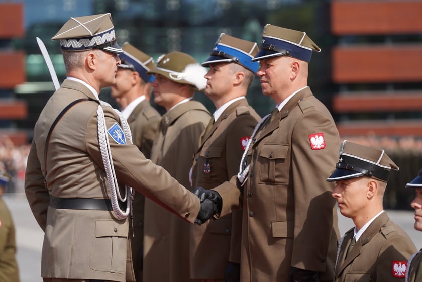 Promocja oficerska na placu Wolności we Wrocławiu