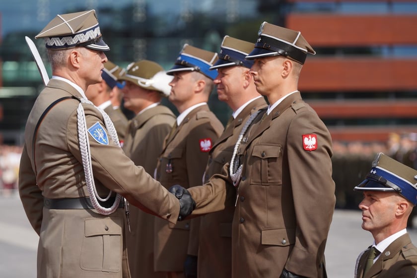 Promocja oficerska na placu Wolności we Wrocławiu