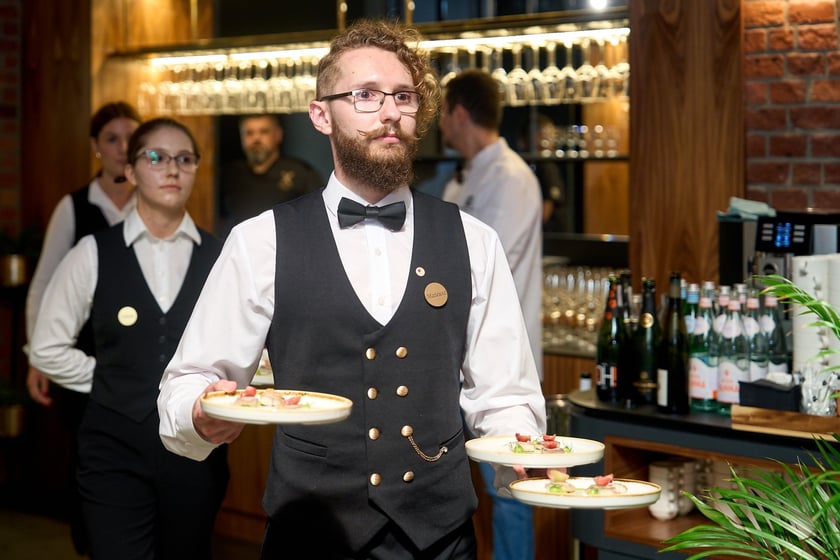 Kelnerzy w restauracji hotelu Altus Palace