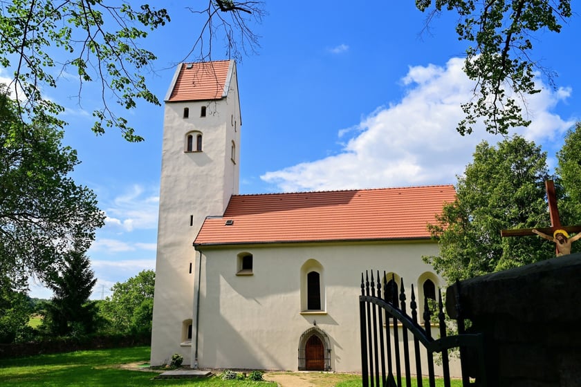 Nieopodal zamku jest kościół św. Mikołaja