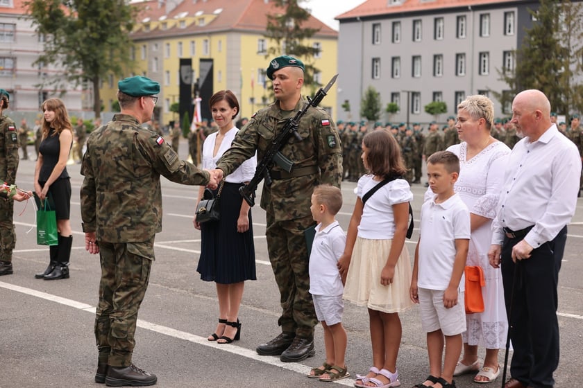 Przysięga w Akademii Wojsk Lądowych we Wrocławiu. Przysięgali uczestnicy kursu przeszkolenia kadr rezerwy: kapelani oraz psycholodzy