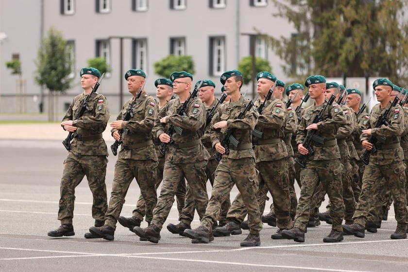 Przysięga w Akademii Wojsk Lądowych we Wrocławiu. Przysięgali uczestnicy kursu przeszkolenia kadr rezerwy: kapelani oraz psycholodzy