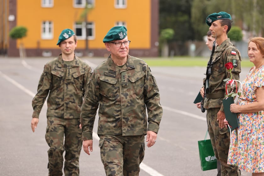 Przysięga w Akademii Wojsk Lądowych we Wrocławiu. Przysięgali uczestnicy kursu przeszkolenia kadr rezerwy: kapelani oraz psycholodzy