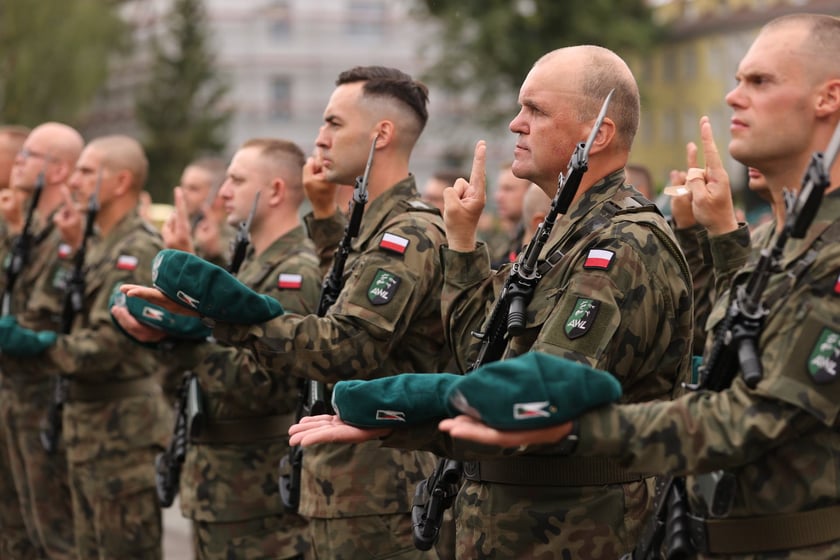 Przysięga w Akademii Wojsk Lądowych we Wrocławiu. Przysięgali uczestnicy kursu przeszkolenia kadr rezerwy: kapelani oraz psycholodzy