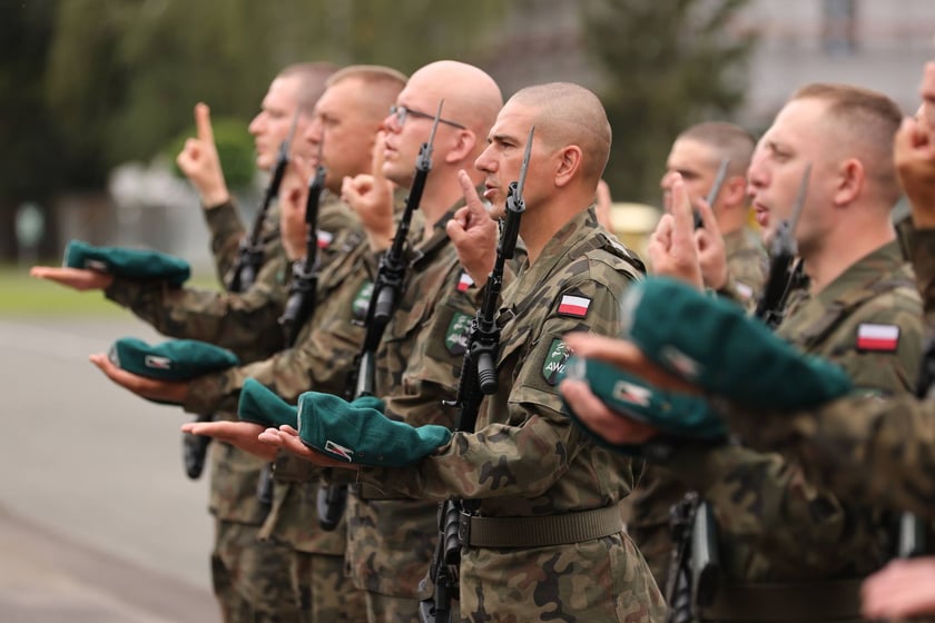 Przysięga w Akademii Wojsk Lądowych we Wrocławiu. Przysięgali uczestnicy kursu przeszkolenia kadr rezerwy: kapelani oraz psycholodzy