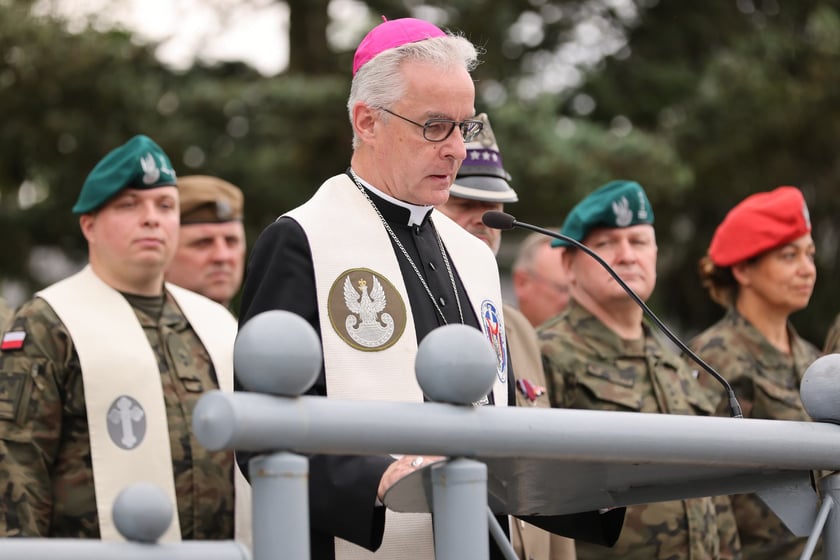 Przysięga w Akademii Wojsk Lądowych we Wrocławiu. Przysięgali uczestnicy kursu przeszkolenia kadr rezerwy: kapelani oraz psycholodzy