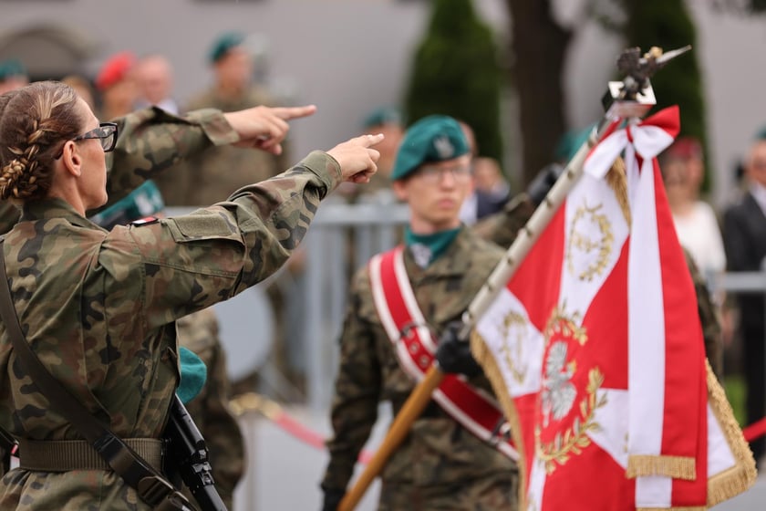 Przysięga w Akademii Wojsk Lądowych we Wrocławiu. Przysięgali uczestnicy kursu przeszkolenia kadr rezerwy: kapelani oraz psycholodzy