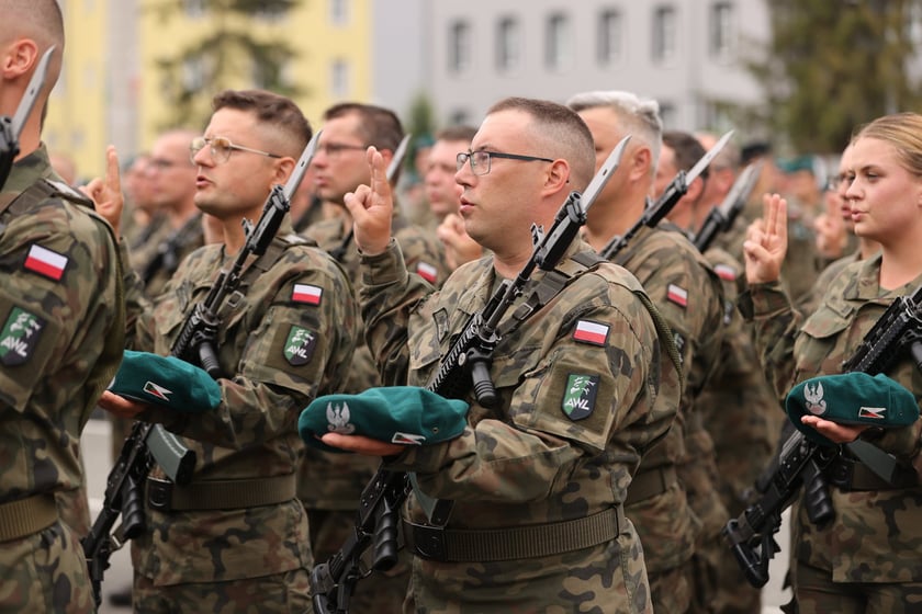 Przysięga w Akademii Wojsk Lądowych we Wrocławiu. Przysięgali uczestnicy kursu przeszkolenia kadr rezerwy: kapelani oraz psycholodzy