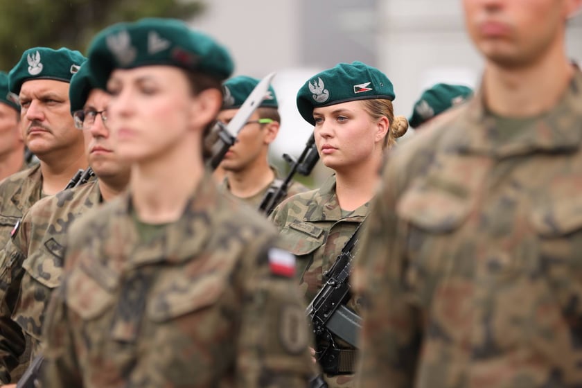 Przysięga w Akademii Wojsk Lądowych we Wrocławiu. Przysięgali uczestnicy kursu przeszkolenia kadr rezerwy: kapelani oraz psycholodzy