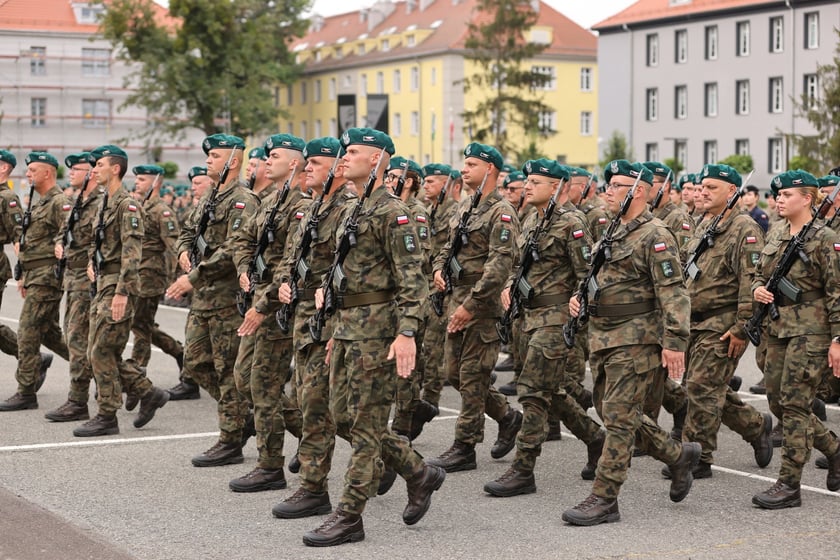 Przysięga w Akademii Wojsk Lądowych we Wrocławiu. Przysięgali uczestnicy kursu przeszkolenia kadr rezerwy: kapelani oraz psycholodzy