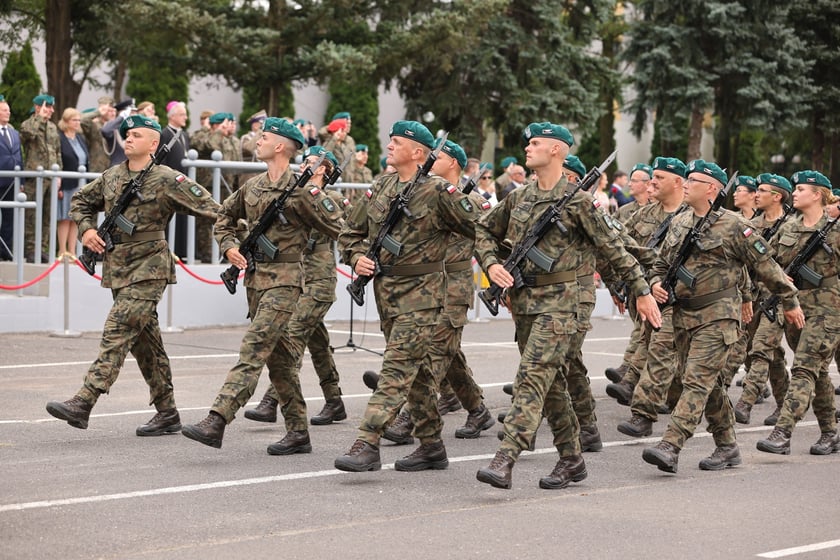 Przysięga w Akademii Wojsk Lądowych we Wrocławiu. Przysięgali uczestnicy kursu przeszkolenia kadr rezerwy: kapelani oraz psycholodzy