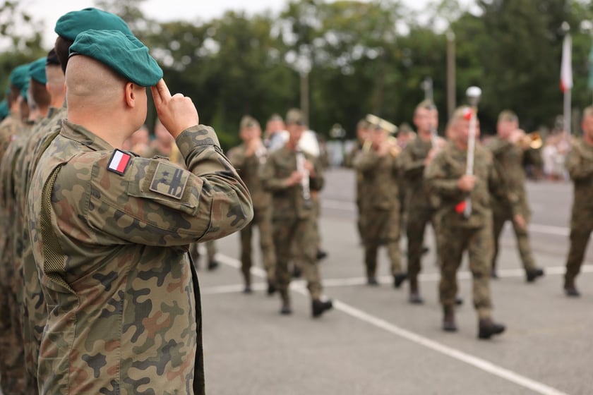 Przysięga w Akademii Wojsk Lądowych we Wrocławiu. Przysięgali uczestnicy kursu przeszkolenia kadr rezerwy: kapelani oraz psycholodzy