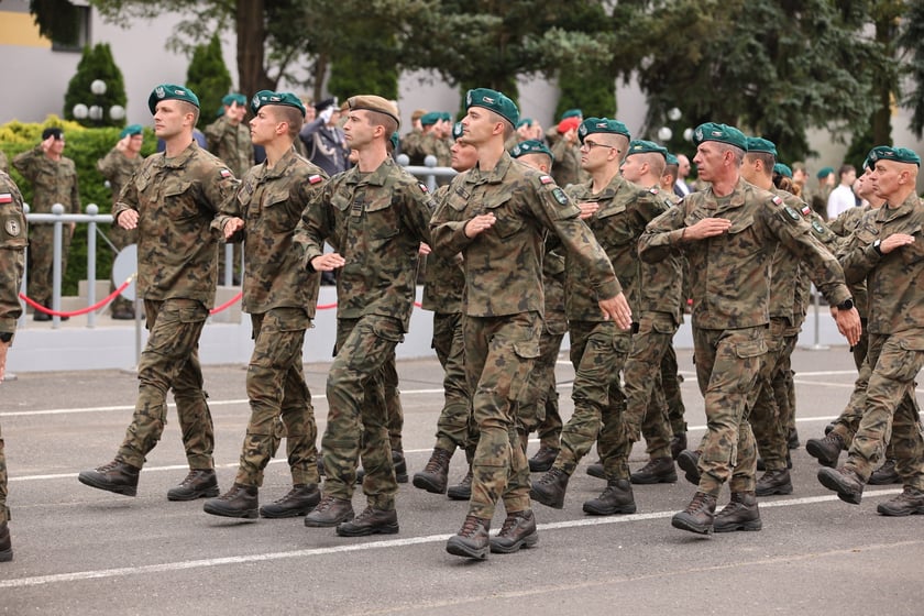 Przysięga w Akademii Wojsk Lądowych we Wrocławiu. Przysięgali uczestnicy kursu przeszkolenia kadr rezerwy: kapelani oraz psycholodzy