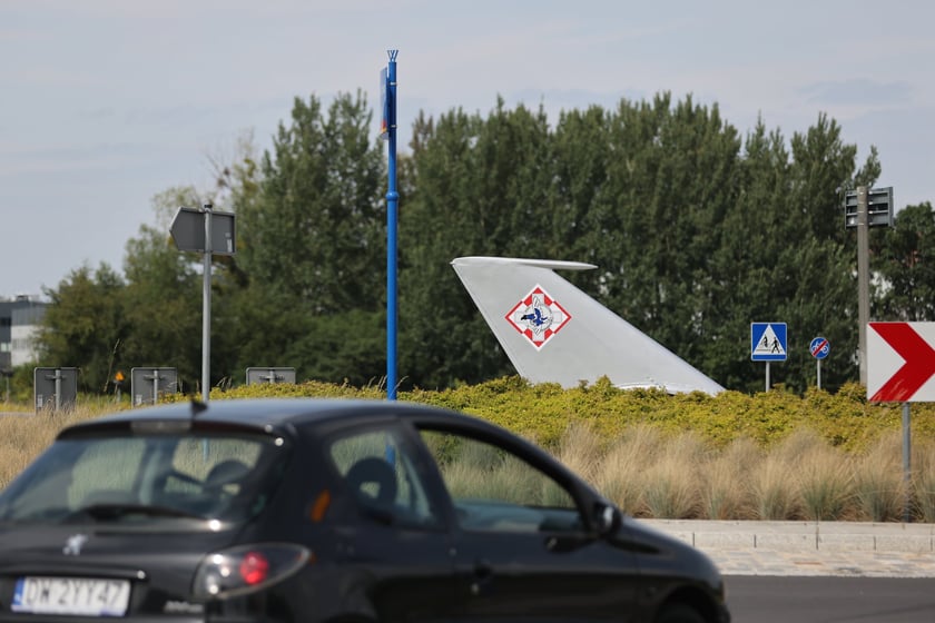 Rondo 11 Pułku Lotnictwa Myśliwskiego na Muchoborze Wielkim. W jego centralnej części jest statecznik pionowy samolotu MIG 21, który obraca się zgodnie z kierunkiem wiatru