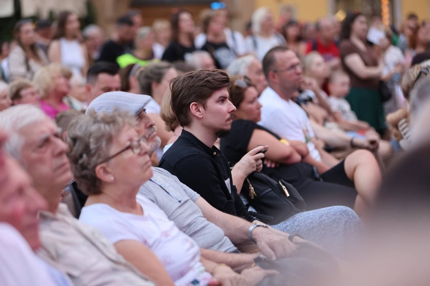 Widowisko artystyczne  „Godzina W Obrazach”  inscenizujące wydarzenia z Warszawy z 1 sierpnia 1944 roku