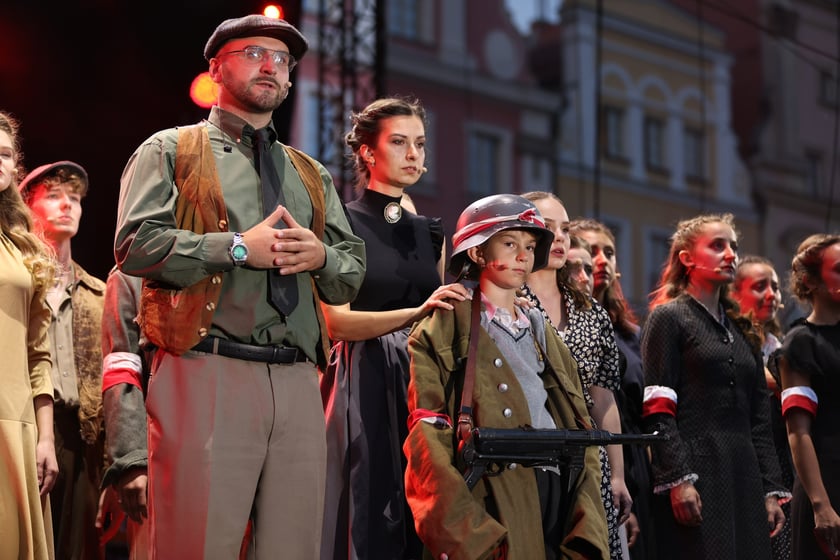 Widowisko artystyczne  „Godzina W Obrazach”  inscenizujące wydarzenia z Warszawy z 1 sierpnia 1944 roku