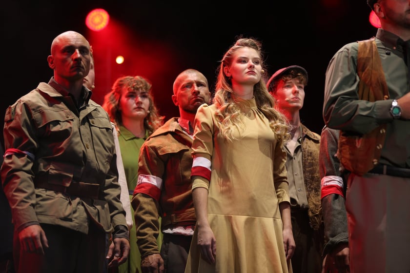 Widowisko artystyczne  „Godzina W Obrazach”  inscenizujące wydarzenia z Warszawy z 1 sierpnia 1944 roku