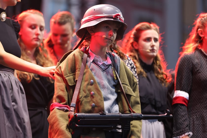 Widowisko artystyczne  „Godzina W Obrazach”  inscenizujące wydarzenia z Warszawy z 1 sierpnia 1944 roku